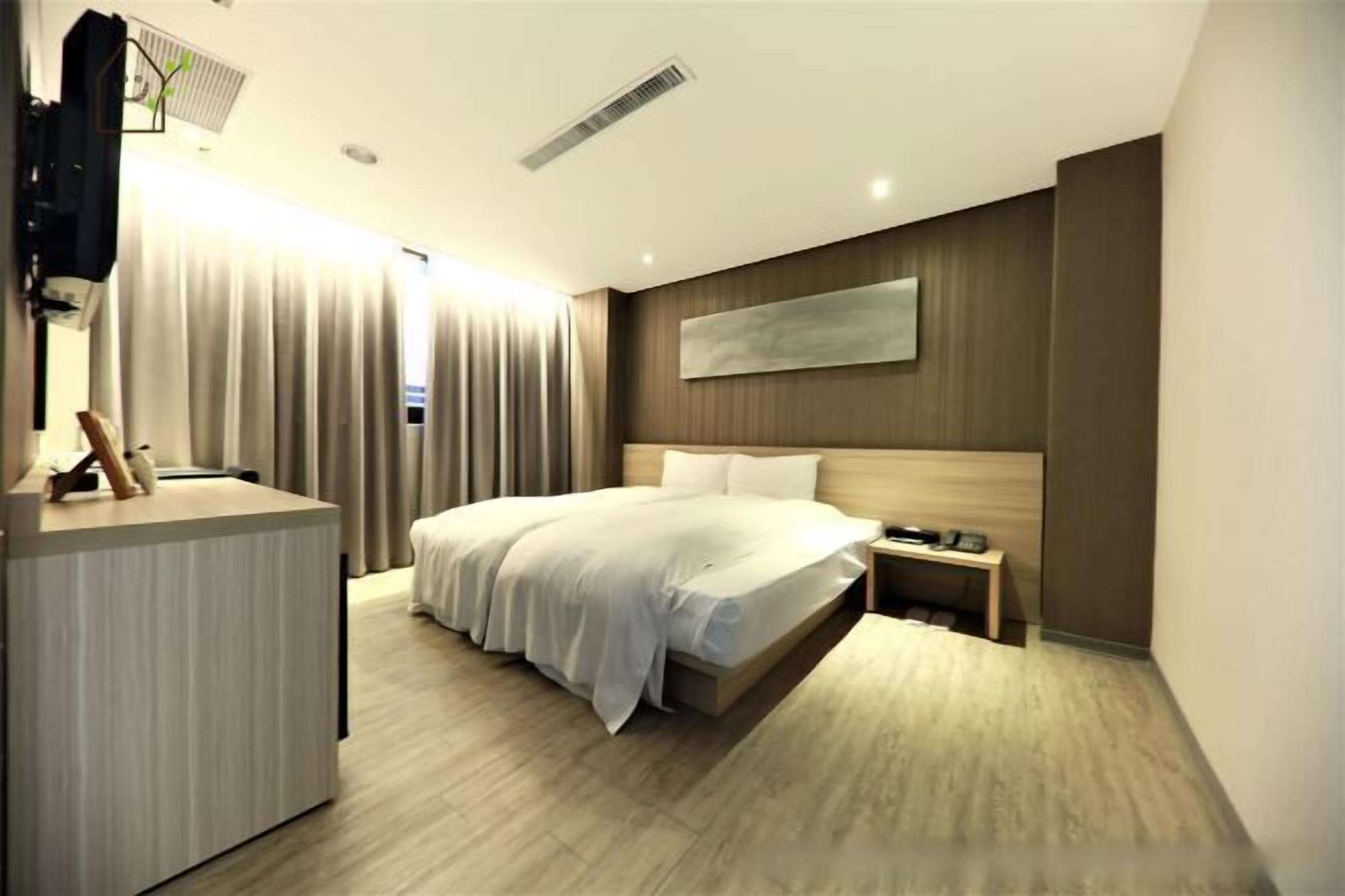 เครื่องนอนระดับพรีเมียม, โต๊ะทำงาน, ผ้าม่านกันแสง, Wi-Fi ฟรี