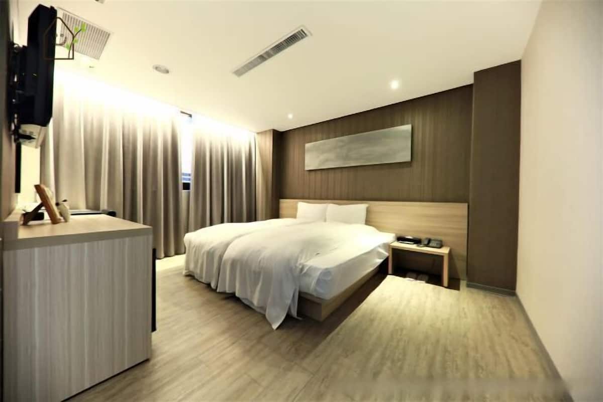 Premium bedding, desk, blackout curtains, free WiFi