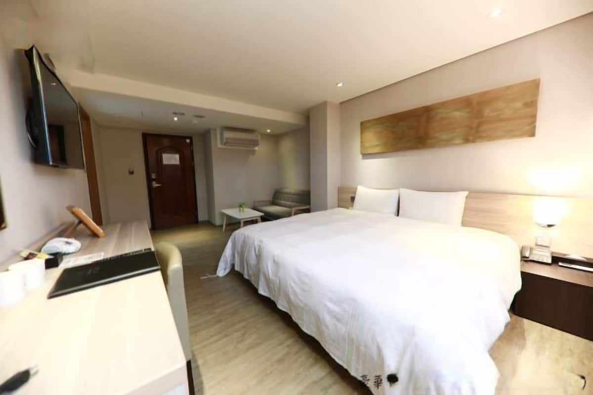 Premium bedding, desk, blackout curtains, free WiFi