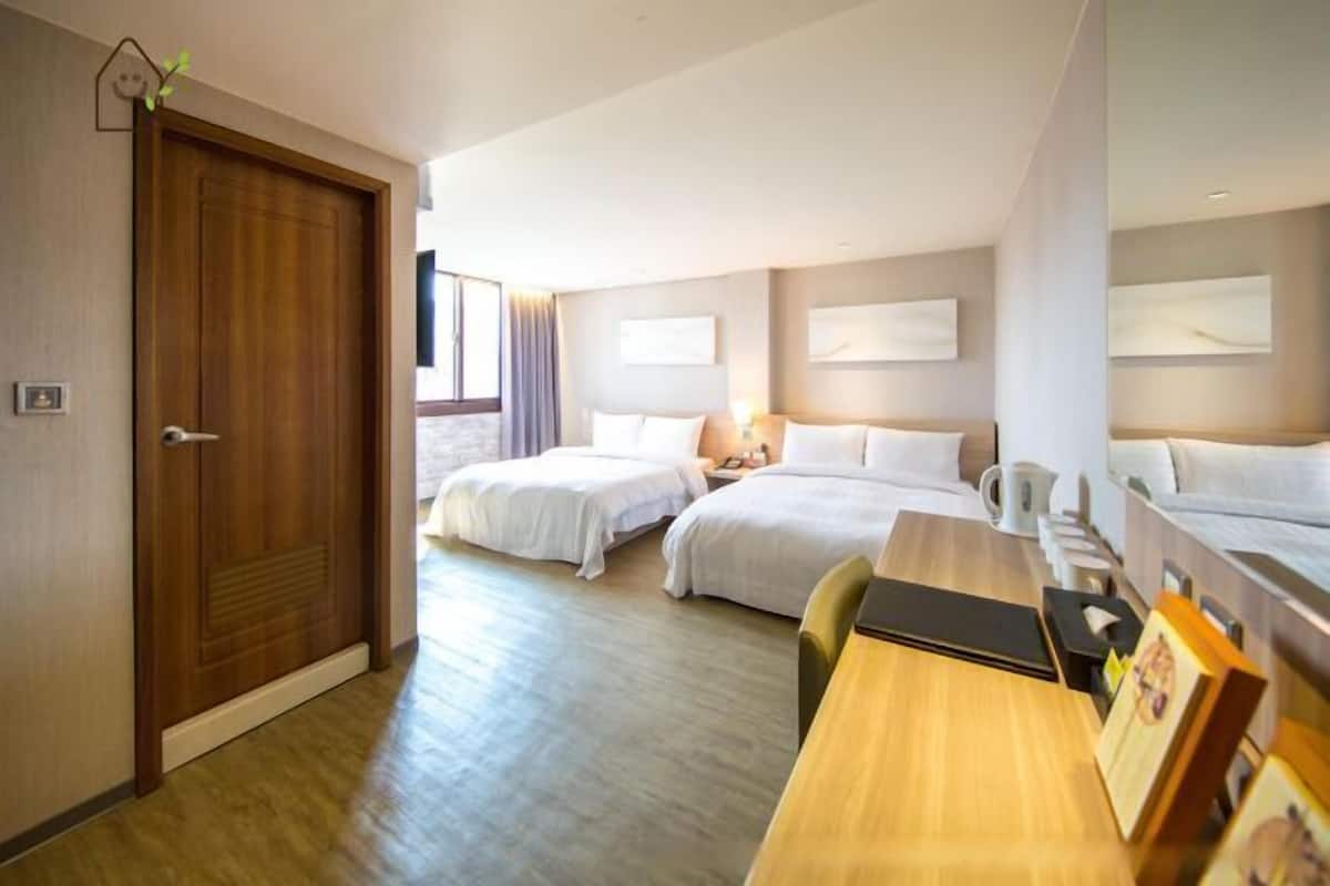 Roupas de cama premium, escrivaninha, cortinas blackout