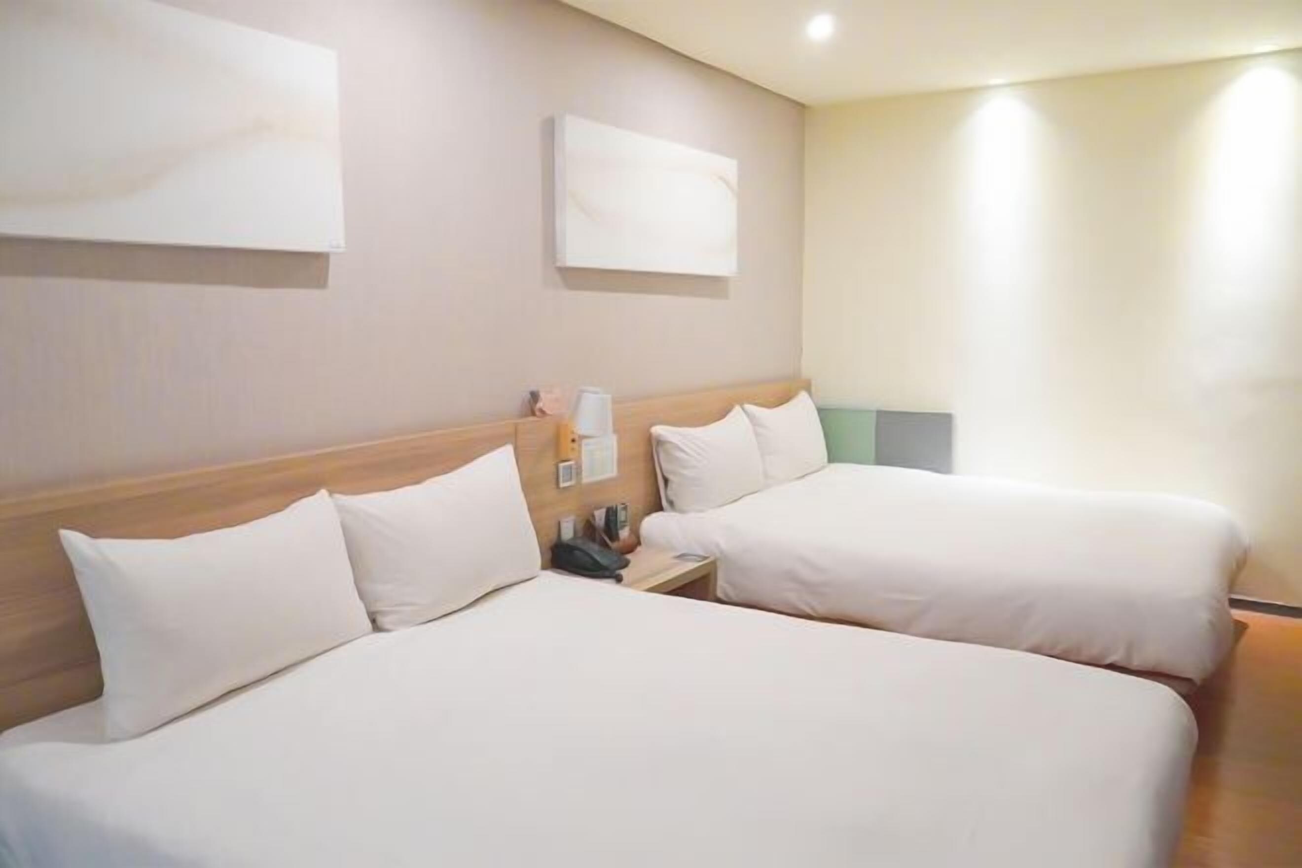 เครื่องนอนระดับพรีเมียม, โต๊ะทำงาน, ผ้าม่านกันแสง, Wi-Fi ฟรี