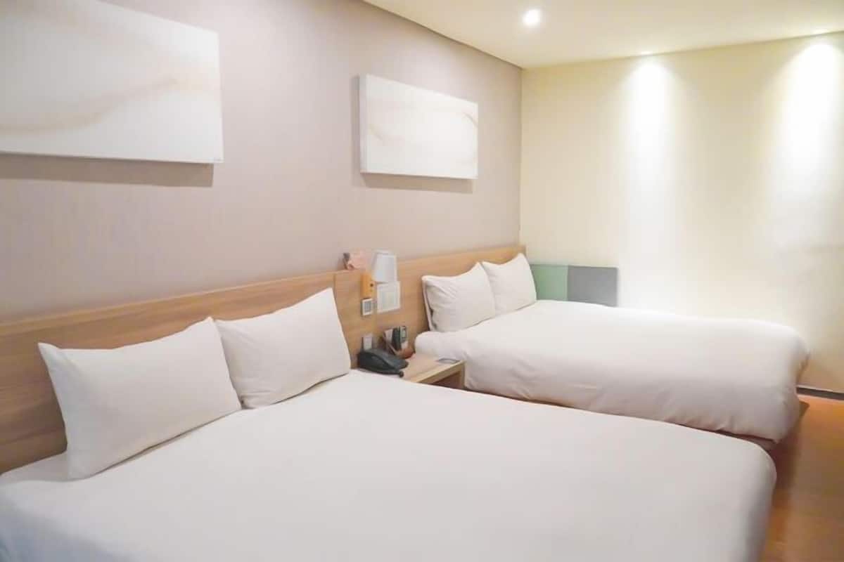 Premium bedding, desk, blackout curtains, free WiFi