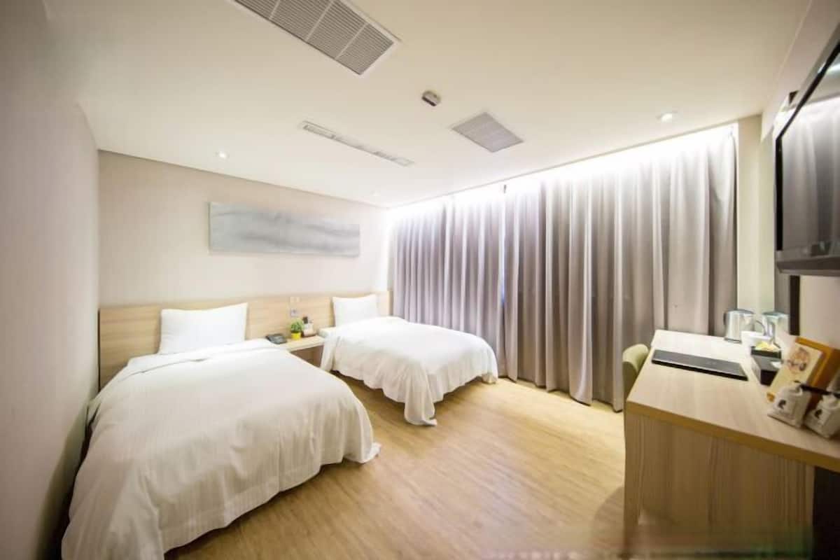 Roupas de cama premium, escrivaninha, cortinas blackout