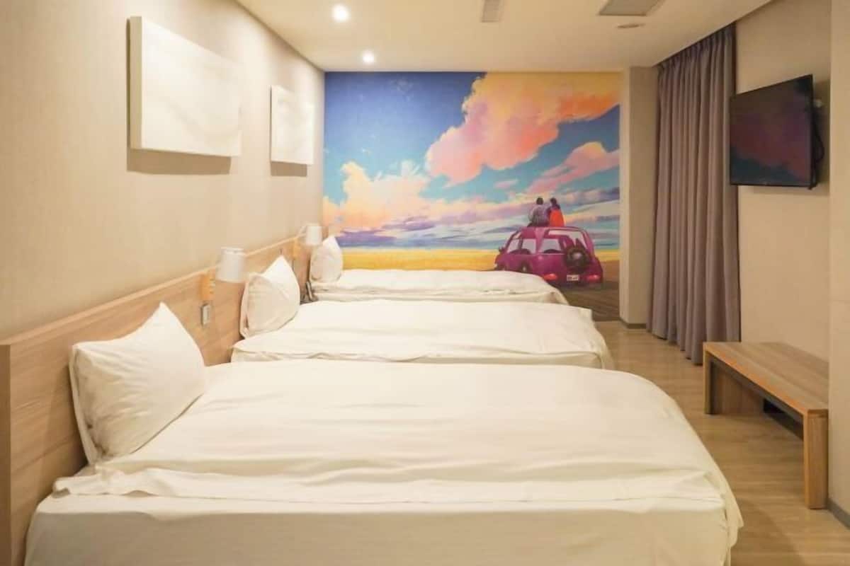 Premium bedding, desk, blackout curtains, free WiFi