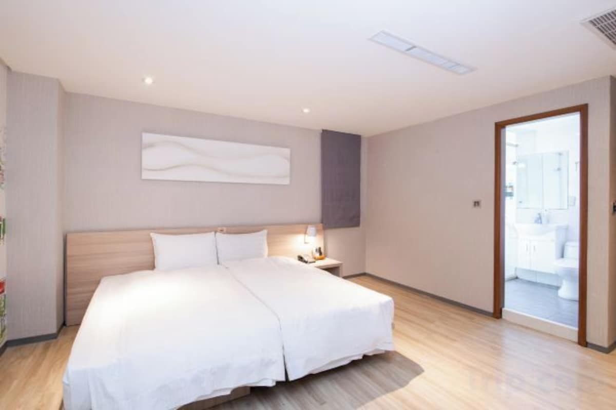Premium bedding, desk, blackout curtains, free WiFi