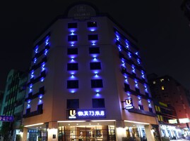 Fachada de la propiedad por la tarde o noche