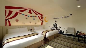 Gallery Quadruple Room (no parking) | 1 bedroom, down duvets, desk, blackout curtains