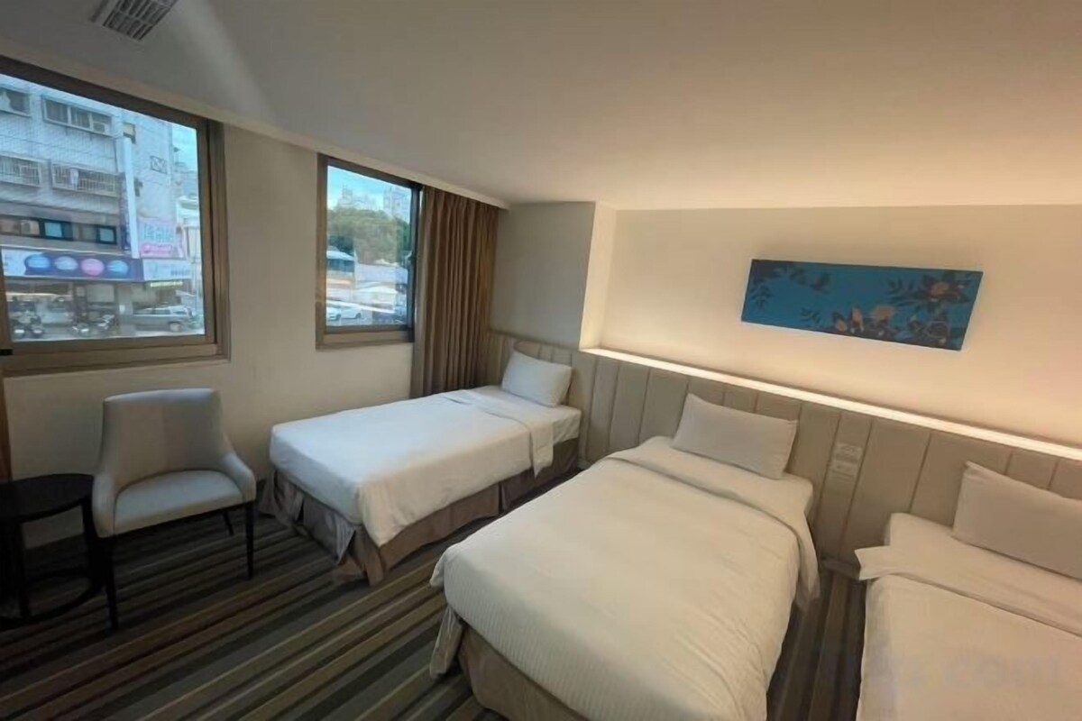 1 bedroom, down comforters, desk, blackout drapes