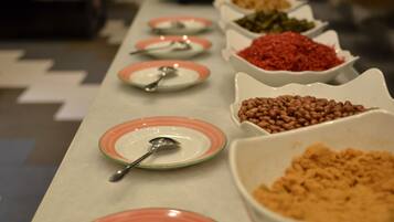 Una mesa de buffet con diversos alimentos y platos.