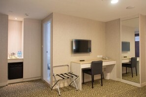 Superior Quadruple Room (no parking) | 1 bedroom, down comforters, desk, blackout drapes - CU Hotel Taichung (Taichung)