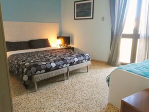 Escritorio, tabla de planchar con plancha, cunas (de pago)