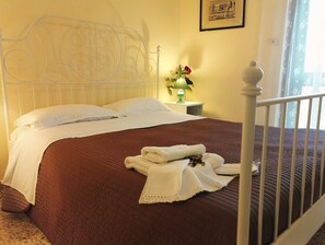 Double Room (External Private Bathroom) | Desk, iron/ironing board, cribs/infant beds, rollaway beds - Luna Piena B&B (Lecce)