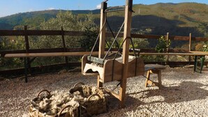 A wooden shearing machine with a wooden bench and a basket of wool. - Agriturismo Monaci Templari (Seborga)