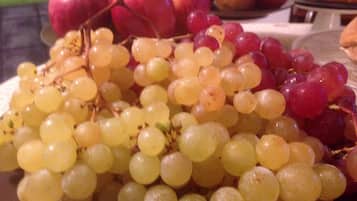 Un plato de uvas y manzanas.