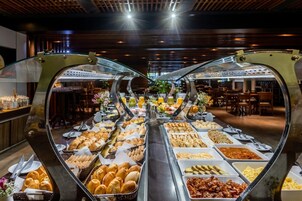 供应早餐、午餐和晚餐