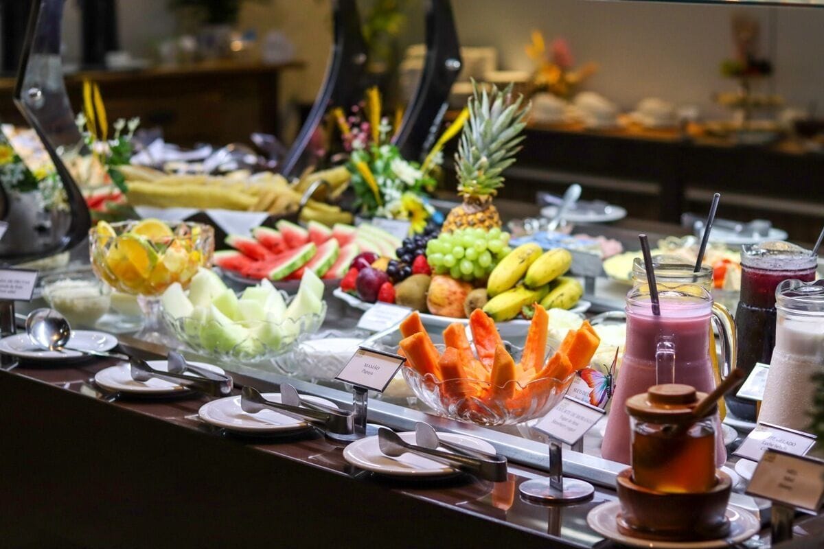 Un buffet proposant une variété de fruits, de légumes et de boissons.