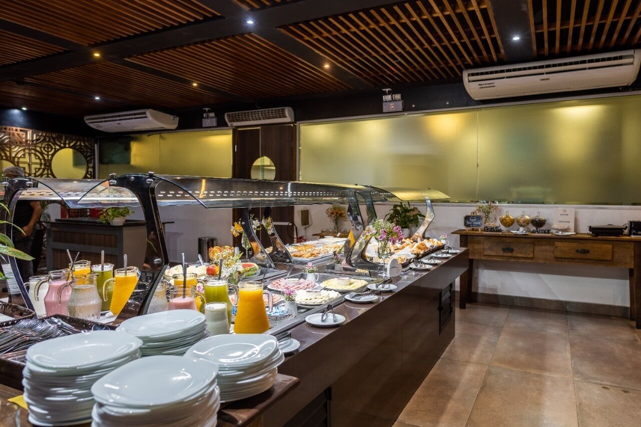 breakfast, lunch and dinner served