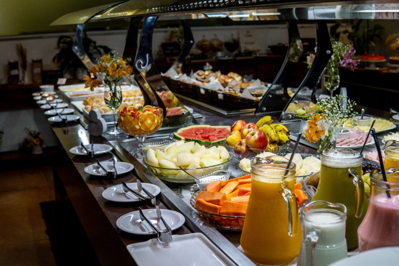 Buffet com diversos alimentos e bebidas.