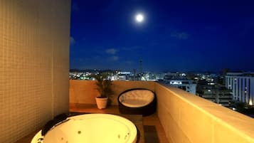 Minibar, escritorio, espacio para trabajar con laptop y wifi gratis