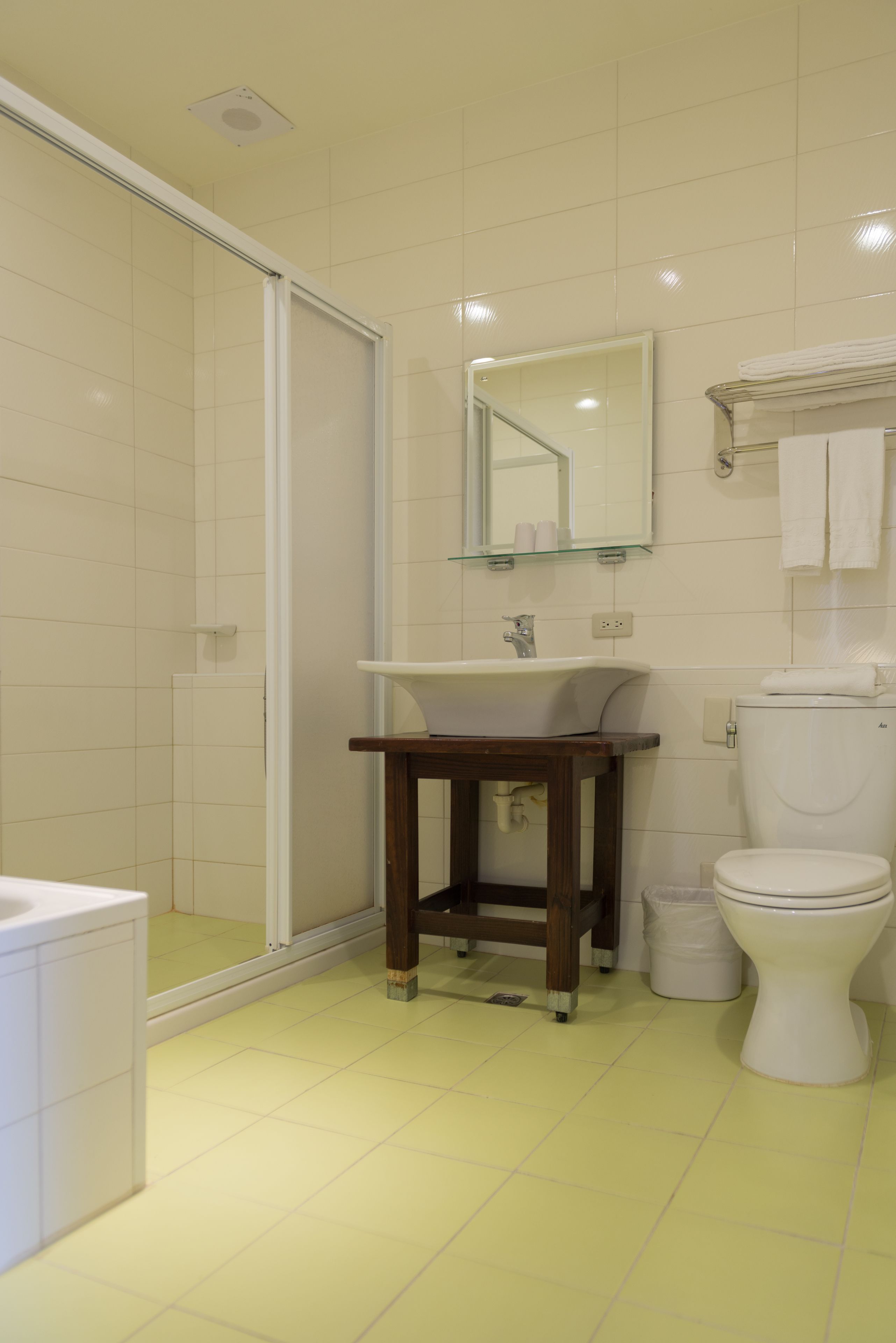 deluxe double room, non smoking | bathroom | free toiletries, hair dryer, slippers, towels