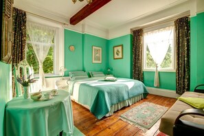 Memory-foam beds, in-room safe, individually decorated - Juliette's Bed and Breakfast (London)