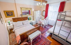 Memory-foam beds, in-room safe, individually decorated - Juliette's Bed and Breakfast (London)