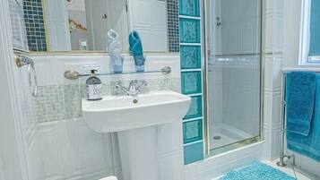 Deluxe Triple Room, 1 King Bed with Sofa bed | Bathroom | Shower, hair dryer, towels, soap