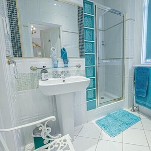 Deluxe Triple Room, 1 King Bed with Sofa bed | Bathroom | Shower, hair dryer, towels, soap - Juliette's Bed and Breakfast (London)