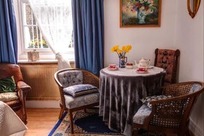 Memory-foam beds, in-room safe, individually decorated - Juliette's Bed and Breakfast (London)