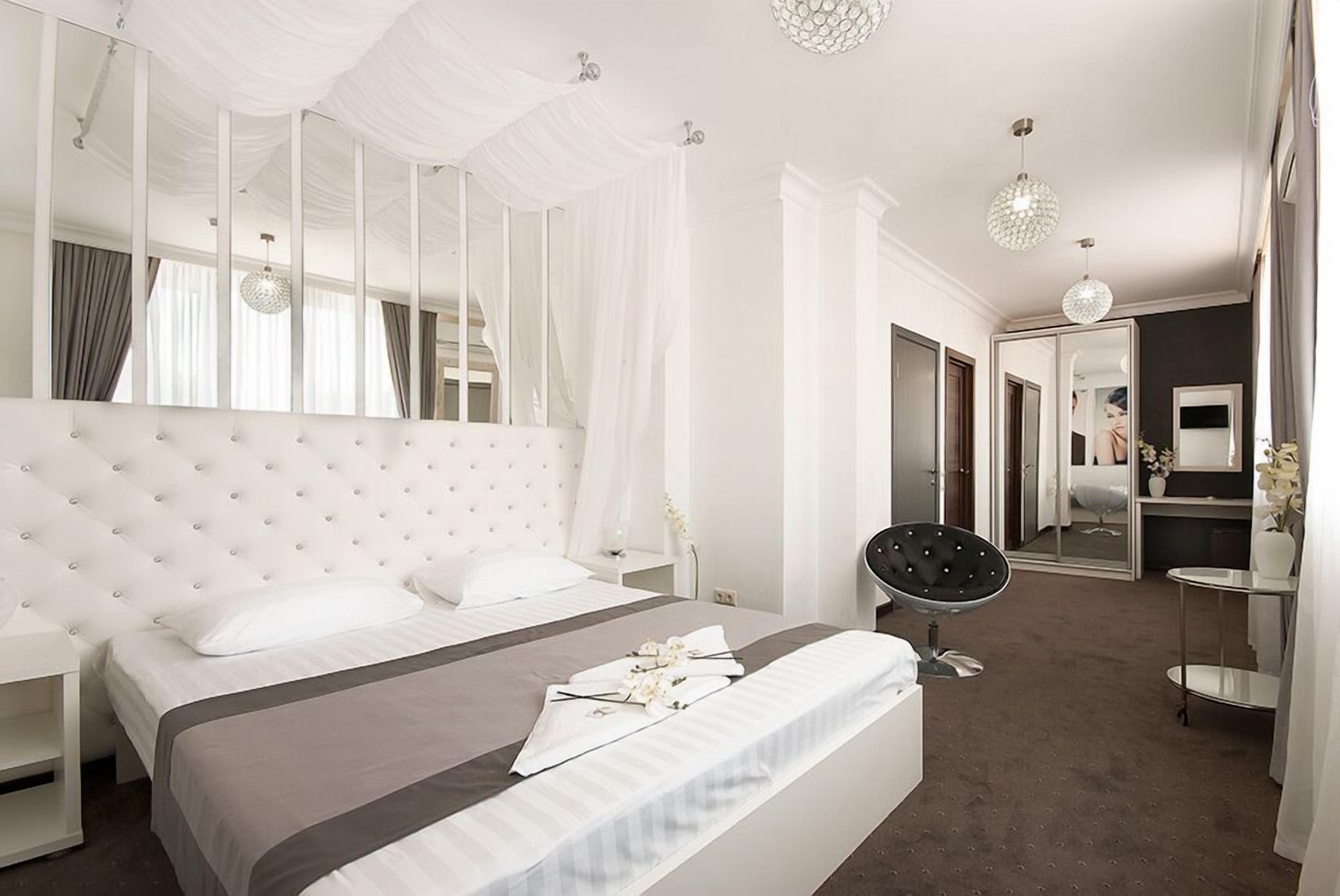 Minibar, in-room safe, desk, soundproofing