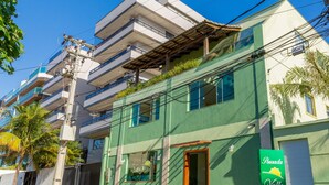 Un edificio verde con un letrero que dice "Puerta Vall Verde" y una entrada visible.
