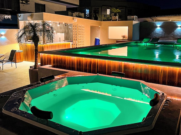 Tina de hidromasaje al aire libre