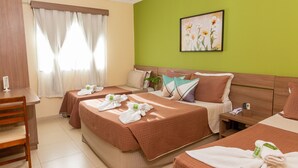 Una habitación de hotel con dos camas, un escritorio y una silla.