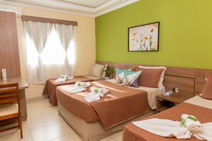 Habitación cuádruple | Minibar, escritorio, tabla de planchar con plancha y cunas gratuitas