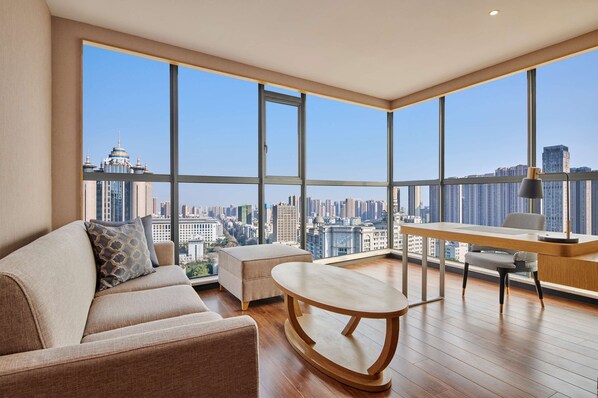 Premium Room, 1 King Bed | Premium bedding, down comforters, pillowtop beds, minibar