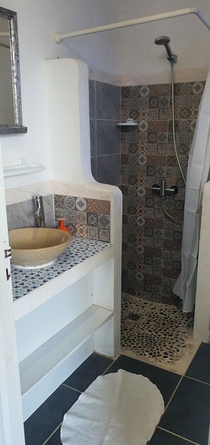 Habitación estándar doble, 1 cama doble | Baño | Ducha, artículos de higiene personal gratuitos y secador de pelo