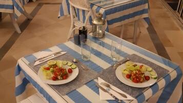 Frukost, lunch och middag serveras