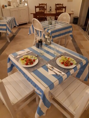 Breakfast, lunch and dinner served - Dar chick yahia (Djerba Ajim)