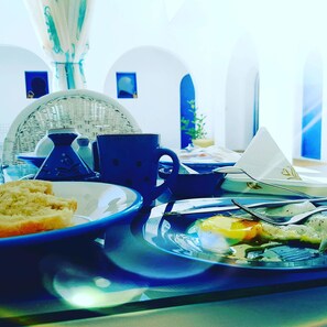 Desayuno continental gratuito y diario