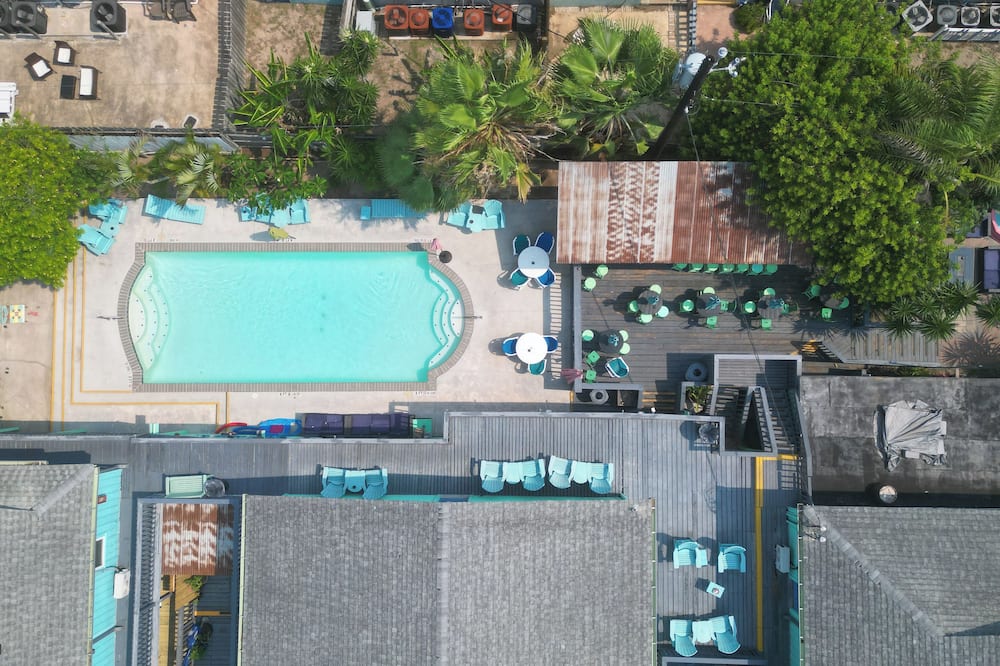 Upper Deck Hotel and Bar - Adults Only