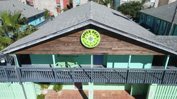 Un hotel con fachada de madera y un letrero que dice 'Upper Deck Hotel & Bar'.