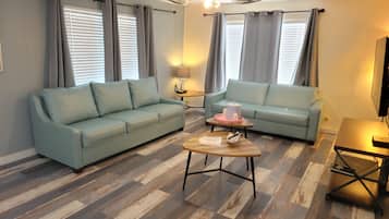 Casa, 2 habitaciones | Zona de estar | Televisión de pantalla plana de 35 pulgadas con canales por cable