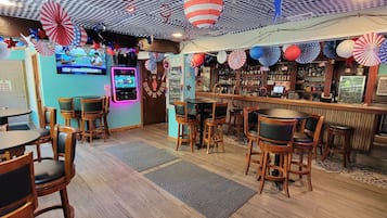 2 bares y bar junto a la piscina