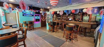 2 bares, bar junto a la piscina