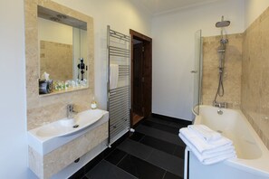 Classic Room, 1 Katil Kelamin (Double) | Bilik Mandi | Gabungan pancuran/tab mandi, kelengkapan dandanan diri percuma