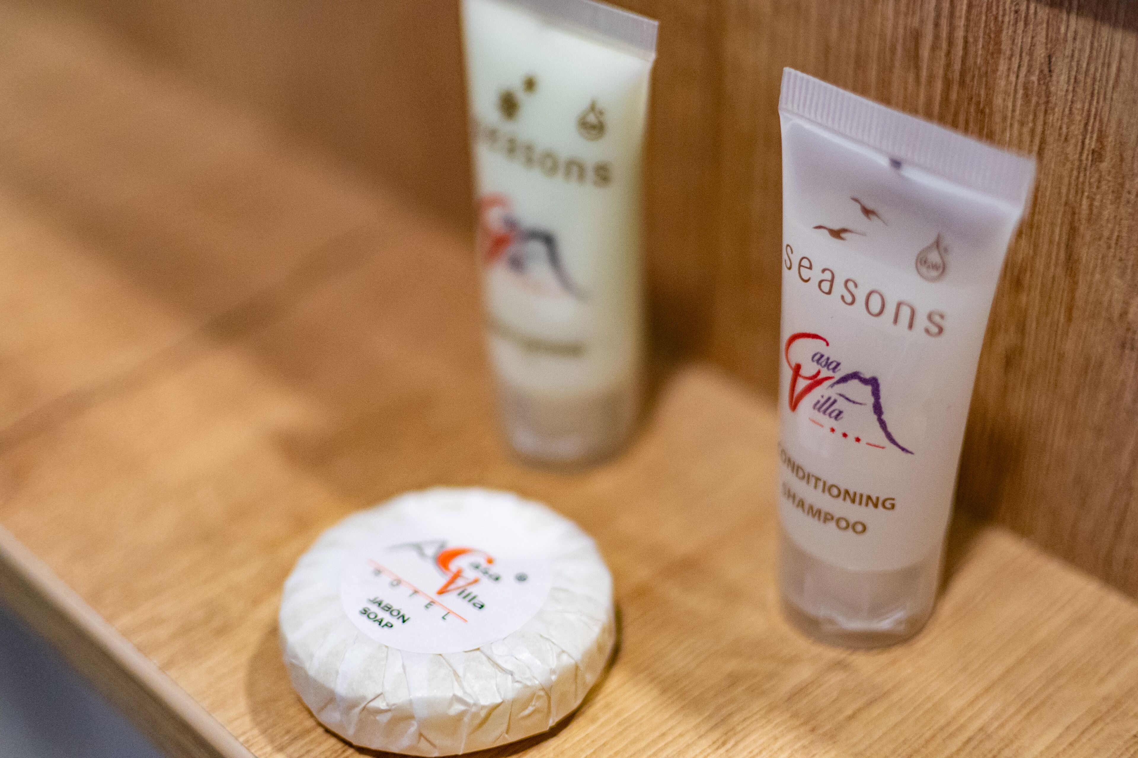 Executive Room, 1 Queen Bed | Bathroom | Shower, free toiletries, towels