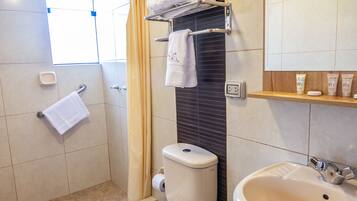 Shower, free toiletries, towels