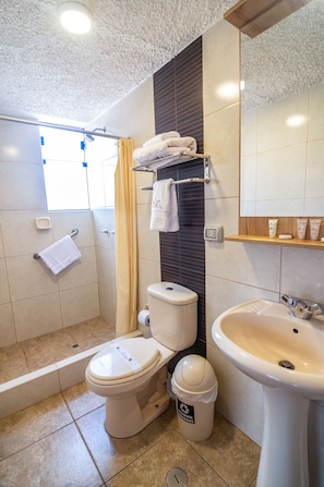 Dusche, kostenlose Toilettenartikel, Handtücher