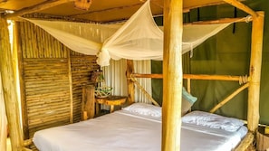 Barraca superluxo, vista para o lago | Roupas de cama premium, escrivaninha, camas extras/dobráveis (sobretaxa)