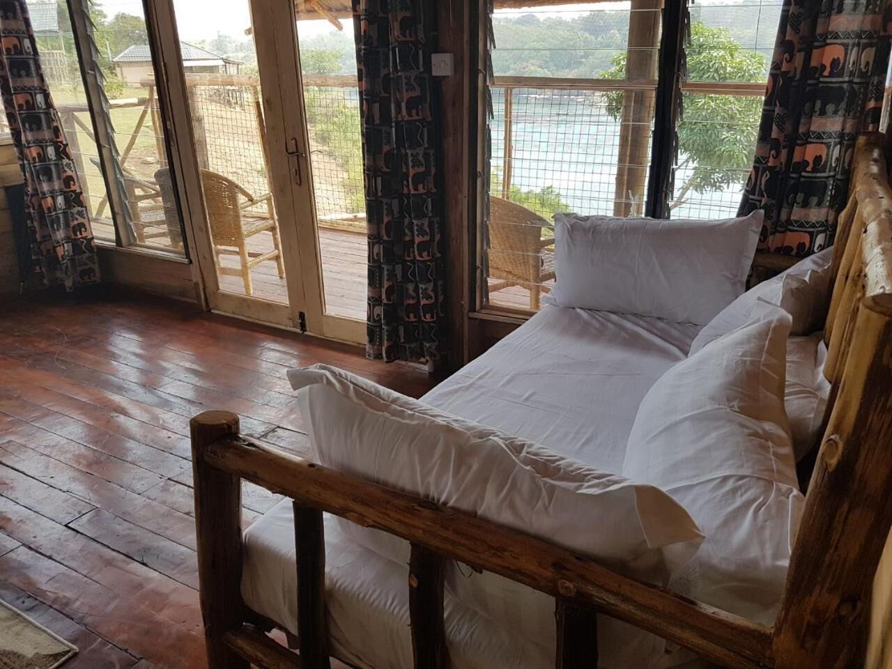 Seprai premium, meja kerja, dan tempat tidur lipat/tambahan